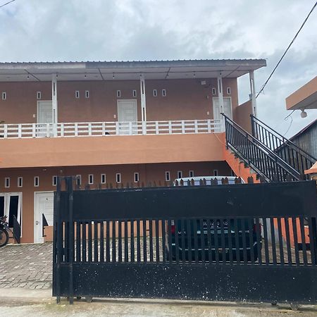 Ron'S Guest House Berastagi Backpacker Rooms Esterno foto