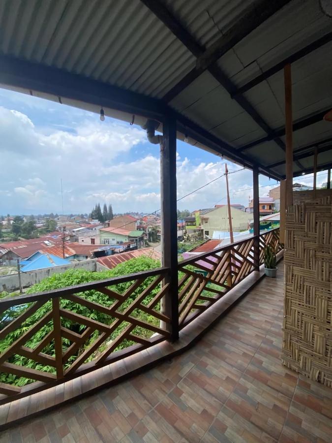 Ron'S Guest House Berastagi Backpacker Rooms Esterno foto
