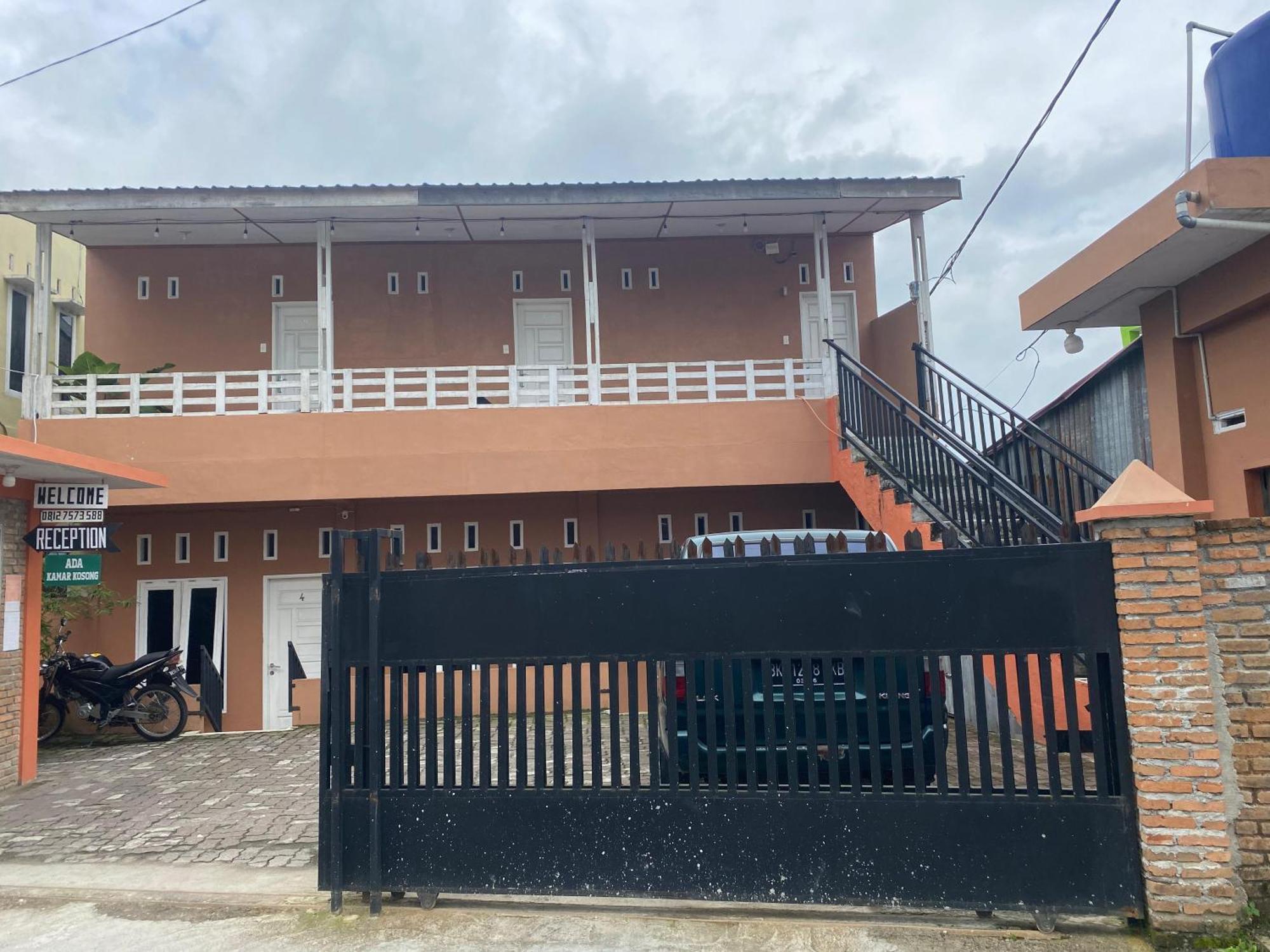 Ron'S Guest House Berastagi Backpacker Rooms Esterno foto