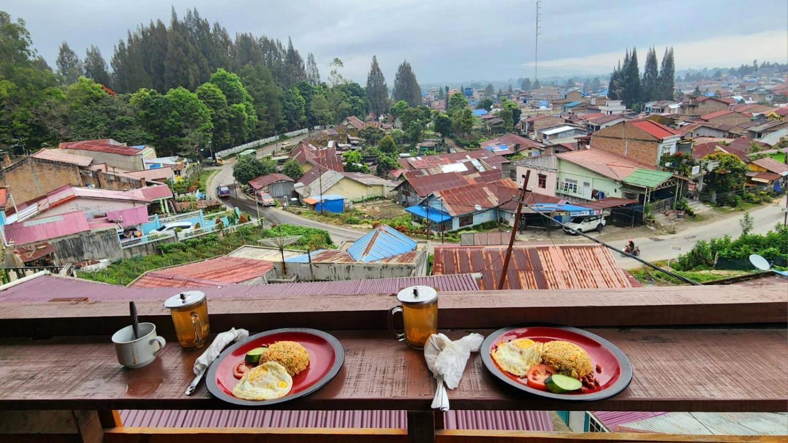 Ron'S Guest House Berastagi Backpacker Rooms Esterno foto